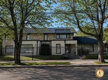 Casa · 285m² · 4 Ambientes · 2 Cocheras · Exclusiva Casa de 285 m² en Lote de 600 m² - Ubicación Premium en Casco Centrico - Almte Brown 300