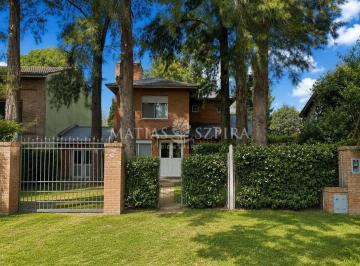 Casa · 241m² · 6 Ambientes · 2 Cocheras · Casa en Barrio Parque Leloir
