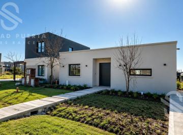 Casa · 106m² · 3 Ambientes · 2 Cocheras · Venta de Casa en El Aljibe Lote Central