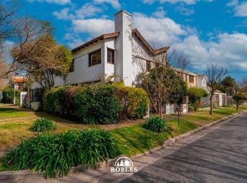 PH · 118m² · 4 Ambientes · PH en Excelente Esquina del Barrio Los Troncos