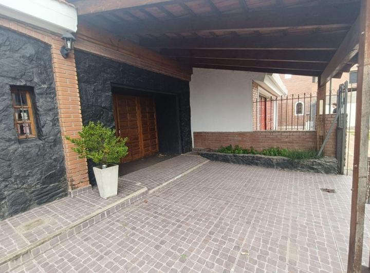 Casa · 200m² · 7 Ambientes · 3 Cocheras