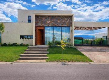 Casa · 225m² · 4 Ambientes · 2 Cocheras · Casa en Alquiler B° Gran Boedo, Luján de Cuyo