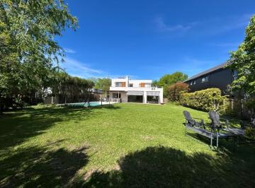 Casa · 200m² · 6 Ambientes · Casa en Barrio Santa Catalina