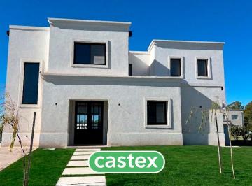 Casa · 230m² · 6 Ambientes · 4 Cocheras · Casa en Santa Ana