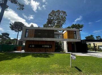 Casa · 270m² · 3 Dormitorios · 1 Cochera · Pinamar - Casa Alamos con Piscina - Enero 2027
