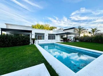 Casa · 203m² · 4 Ambientes · 1 Cochera · Venta Casa El Nacional en Lote Interno Financia
