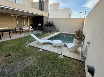 Casa · 197m² · 7 Ambientes · 2 Cocheras · Casa en Venta Solares de Manantiales 3 Dorm. Pileta