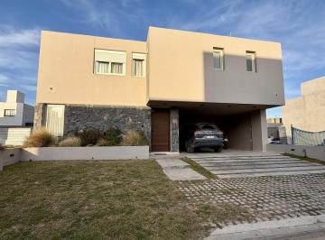 Casa · 197m² · 7 Ambientes · 2 Cocheras · Casa en Venta Solares de Manantiales 3 Dorm. Pileta
