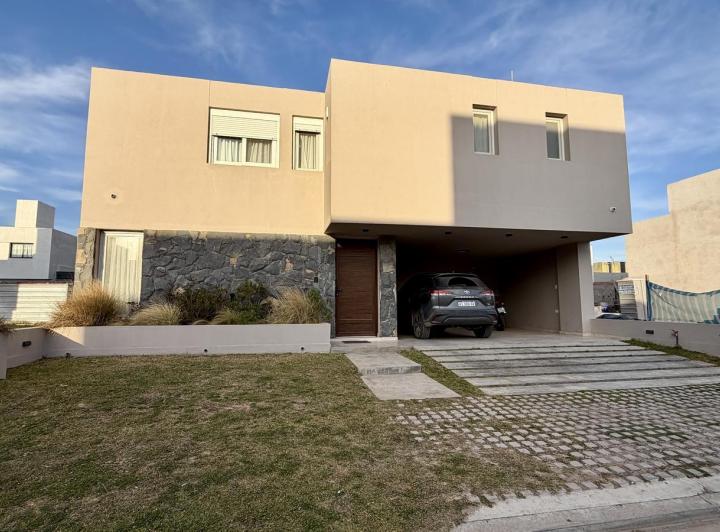 Casa · 197m² · 7 Ambientes · 2 Cocheras