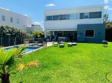 Casa · 250m² · 5 Ambientes · 1 Cochera · Casa en Venta en Los Alisos, Nordelta