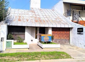 Casa de 4 ambientes, Luján · Excelente Casa en Barrio Sarmiento Calle Ferrocarril Oeste