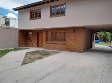 Casa · 236m² · 7 Ambientes · 2 Cocheras · Casa
