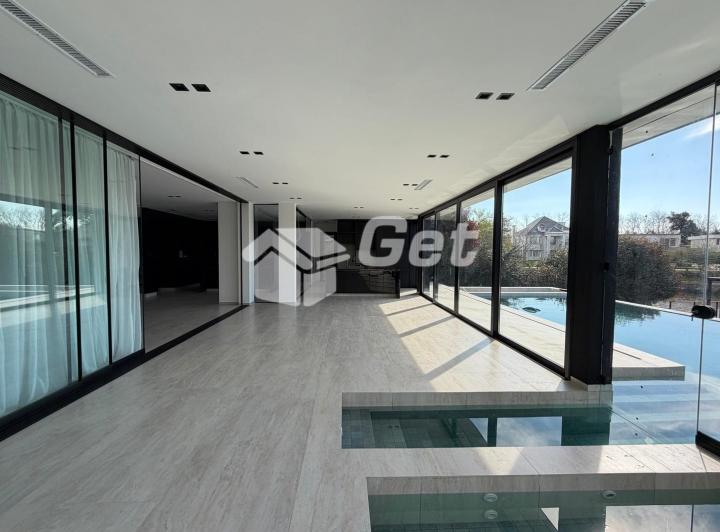 Casa · 950m² · 7 Ambientes · 4 Cocheras