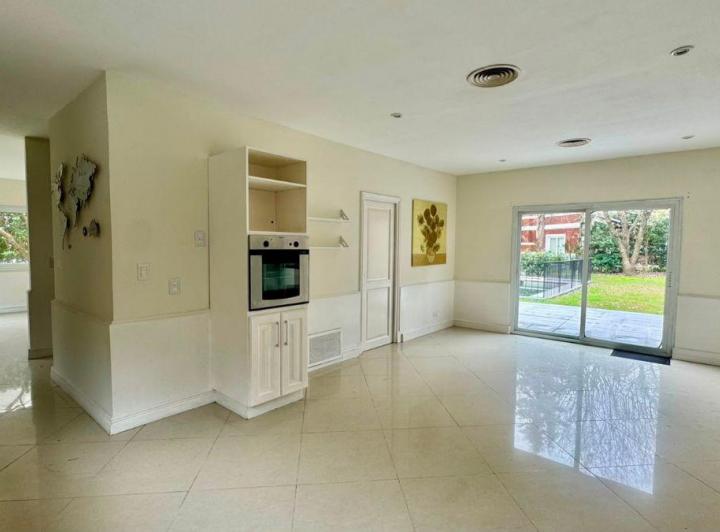 Casa · 280m² · 4 Ambientes · 1 Cochera
