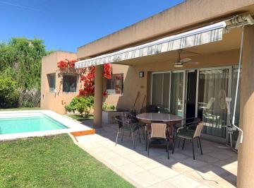Casa · 110m² · 4 Ambientes · 2 Cocheras · Casa en Alquiler Temporario
