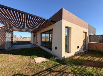 Casa · 91m² · 4 Ambientes · 1 Cochera · Casa a La Venta 3 Dorm. a Estrenar en Ecotierra Pueblo Esther