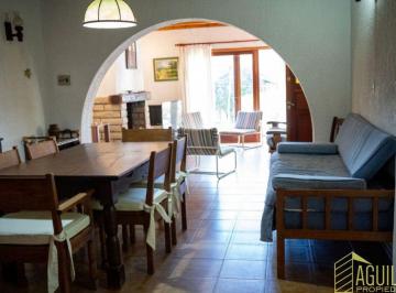 Casa de 4 ambientes, Villa Gesell · Casa en Venta C/ Cochera en Zona Centro