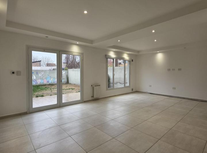 Casa · 180m² · 4 Ambientes · 2 Cocheras