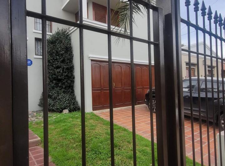 Casa · 295m² · 7 Ambientes · 2 Cocheras