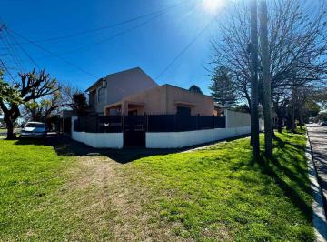 Casa · 96m² · 3 Ambientes · 1 Cochera · Venta Casa en Padua 3 1/2 Amb con Patio y Cochera