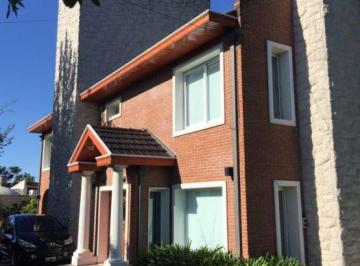 Casa · 300m² · 5 Ambientes · Chalet en Alquiler en Florencio Varela