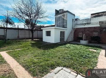 Casa · 240m² · 6 Ambientes · 1 Cochera · Casa en Alquiler de 4 Dorm. con Cochera - Pueyrredón