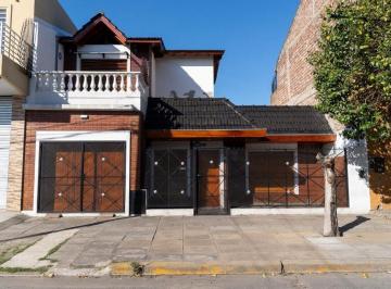 Casa · 105m² · 3 Ambientes · 1 Cochera · Chalet en Dos Plantas en Loma Hermosa, con Galería