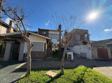 Casa · 180m² · 5 Ambientes · 3 Cocheras · Casa en Alquiler en Padua 5 Ambientes con Excelente Ubicación y Patio