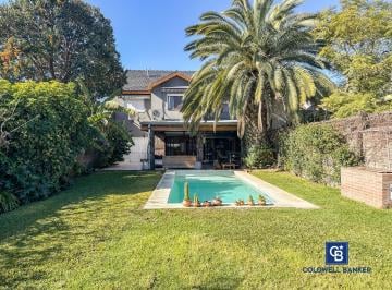 Casa · 315m² · 6 Ambientes · 2 Cocheras · Casa Super Luminosa en Amplio Lote