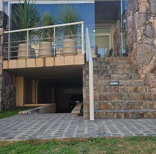 Casa · 100m² · 2 Dormitorios · 2 Cocheras