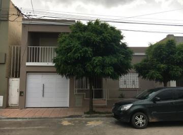 Casa · 114m² · 5 Ambientes · 1 Cochera · Casa - Centro de Lujan