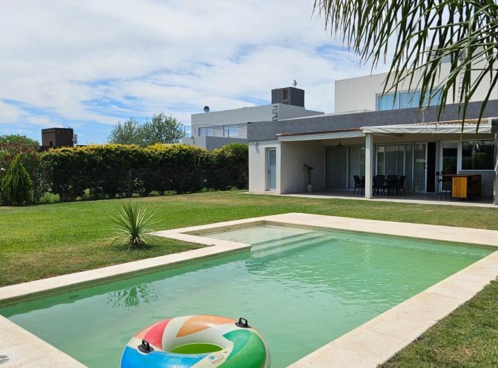 Casa · 300m² · 5 Ambientes · 2 Cocheras