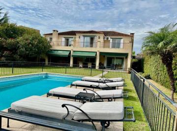 Casa · 247m² · 5 Ambientes · 3 Cocheras · Venta Casa a La Laguna Santa Catalina, Villanueva