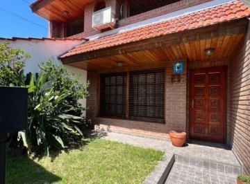Casa · 240m² · 4 Ambientes · 2 Cocheras · Venta Casa 4 Ambientes 2 Cochera Parrilla Lanus