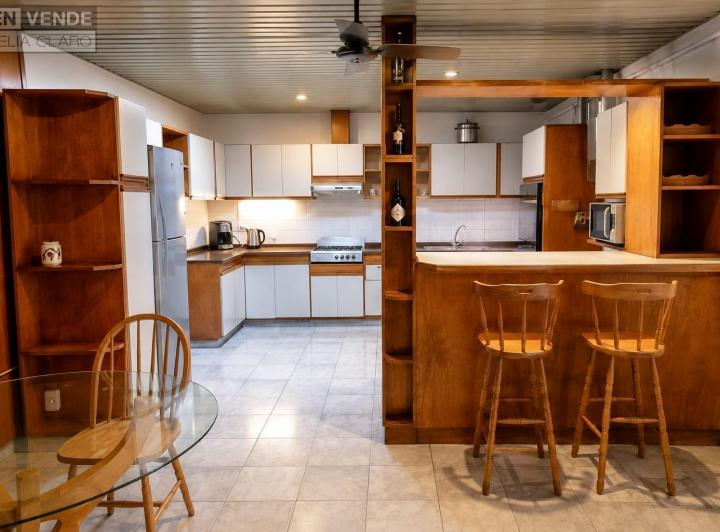 Casa · 275m² · 9 Ambientes · 1 Cochera