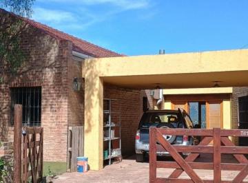 Casa · 233m² · 4 Ambientes · 2 Cocheras · Casa en Villa del Lago