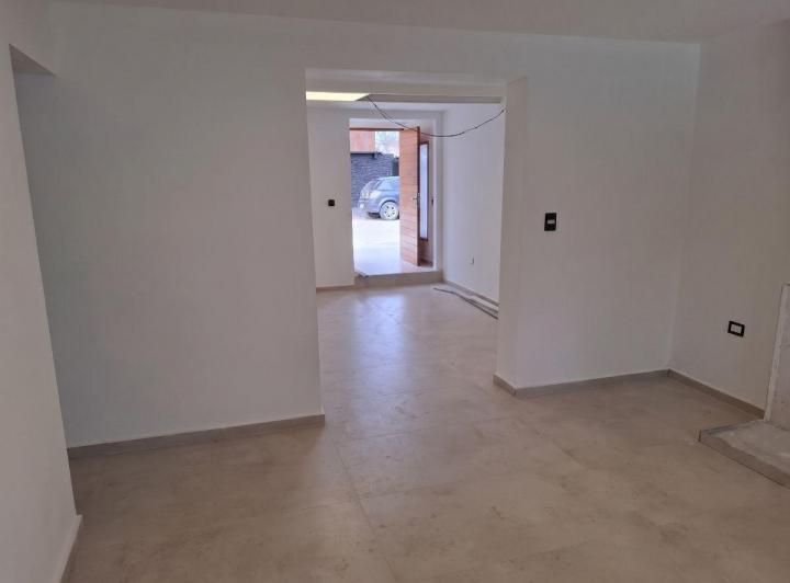 Casa · 80m² · 5 Ambientes · 1 Cochera