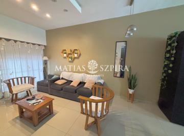 Casa · 270m² · 6 Ambientes · 1 Cochera · Casa de 5 Ambientes con Parque y Pileta