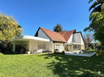 Terreno · 434m² · 9 Ambientes · 3 Cocheras · Casa de 434 m² en Venta - Sobre Lote de 1.224 m² con Pileta y Quincho en Martínez