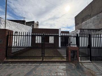 Casa · 55m² · 3 Ambientes · 1 Cochera · PH 3 Amb Amplio con Patio y Garage Caseros