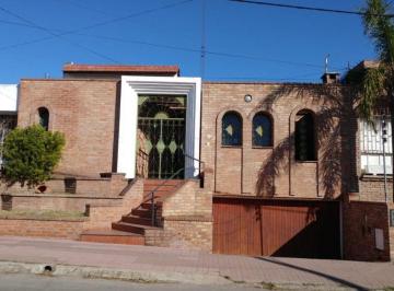 Casa de 9 ambientes, Córdoba · Casa en Alquiler | 4 Dorm. | Cochera Doble | Maipú II