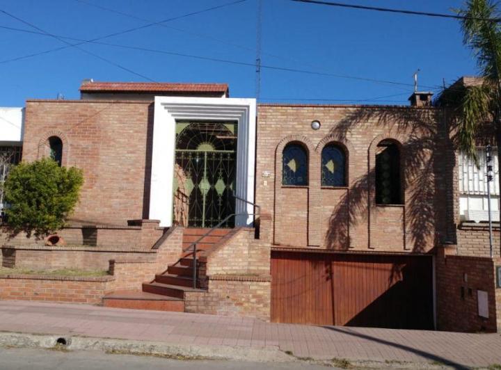 Casa · 255m² · 9 Ambientes · 2 Cocheras