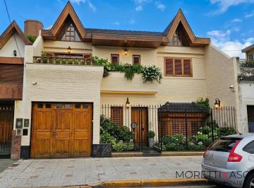 Casa · 250m² · 6 Ambientes · 4 Cocheras · Excelente Casa en Lomas del Mirador 6 Ambientes con Fondo y Quincho
