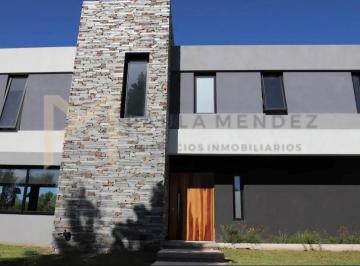 Casa · 270m² · 6 Ambientes · 1 Cochera · Casa Chalet en Venta en San Fernando, G. B. a. Zona Norte, Argentina