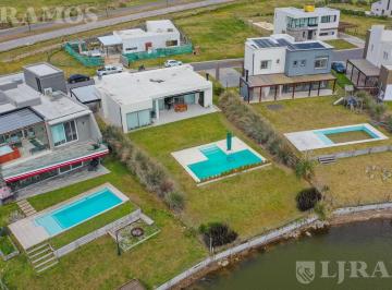 Casa · 167m² · 5 Ambientes · 4 Cocheras · Casa en San Sebastian Mb