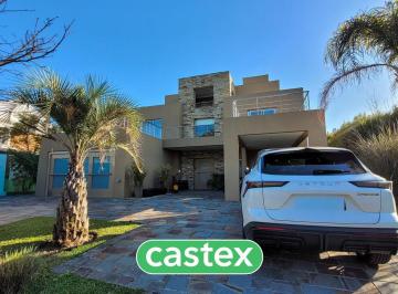 Casa · 500m² · 6 Ambientes · 3 Cocheras · Casa en Venta con Amarra Barrio Las Caletas Nordelta