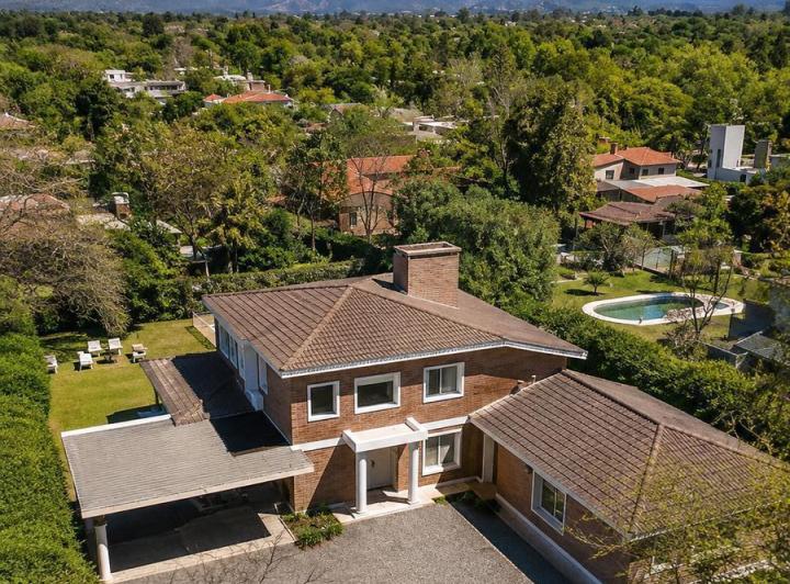 Casa · 1500m² · 8 Ambientes · 3 Cocheras