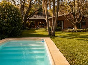 Casa · 330m² · 4 Ambientes · 2 Cocheras · Casa en Alquiler Jardín Espinosa con Pileta