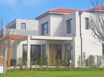 Casa · 380m² · 7 Ambientes · 2 Cocheras · Casa en Alquiler Temporario en Los Cardos