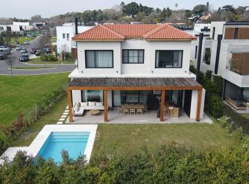 Casa · 380m² · 7 Ambientes · 2 Cocheras · Casa en Alquiler Temporario en Los Cardos
